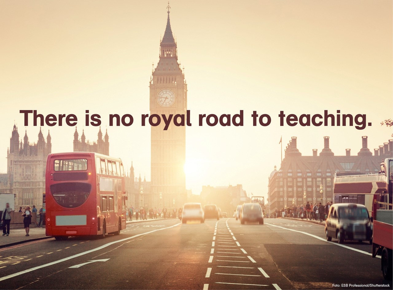 London: Roter Doppeldeckerbus und mehrere Autos auf der Westminster Bridge mit Blick auf den Big Ben (Elizabeth Tower). In der oberen Hälfte des Bildes ist zu lesen: There is no royal road to teaching.