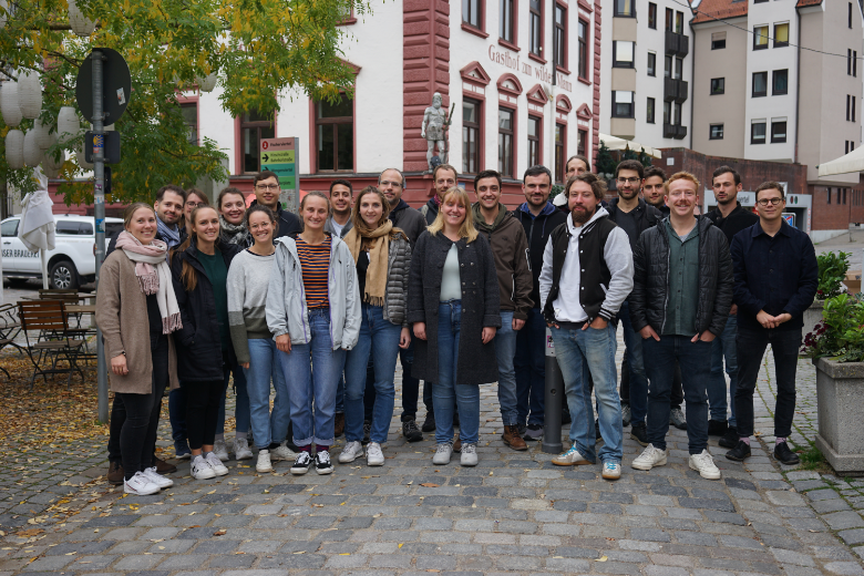 Das Foto zeigt eine Gruppe von 22 Referendarinnen und Referendaren im historischen Fischerviertel der Stadt Ulm.